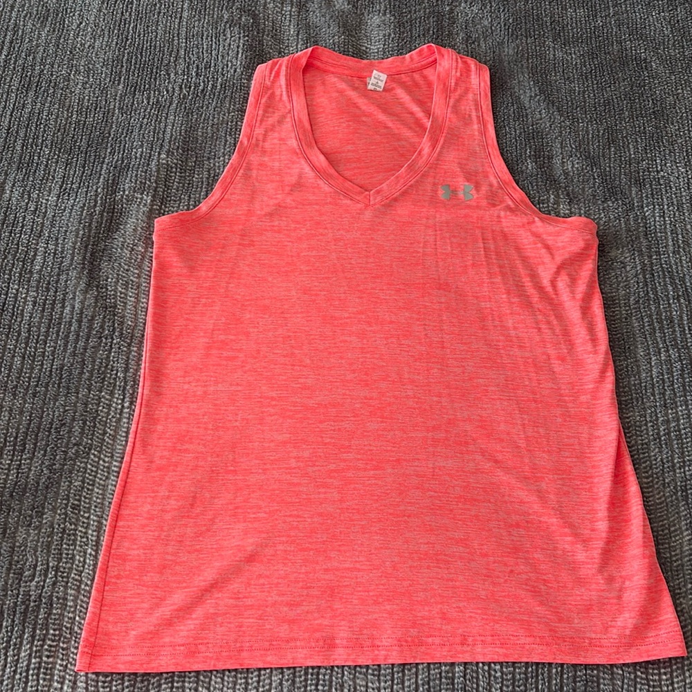 Under Armour tank top. Size medium Loose coupe lache suelto.